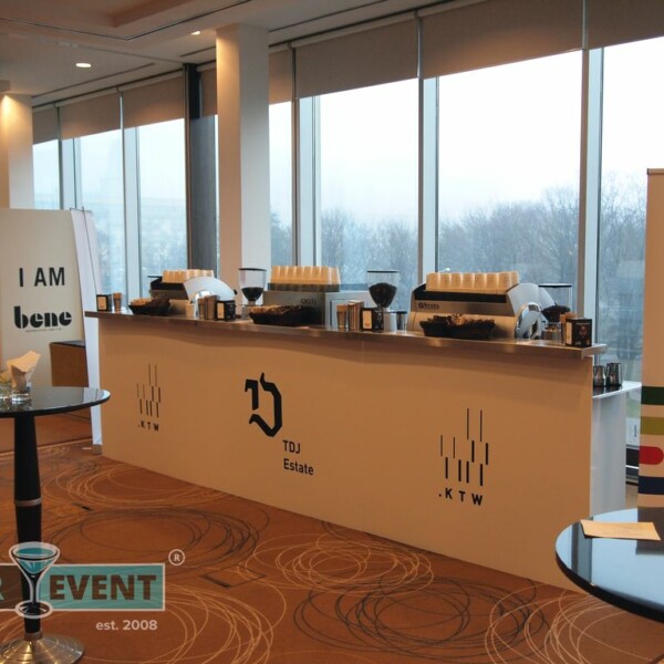 bar z logotypem producent